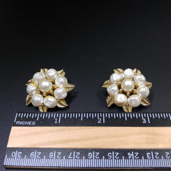 Vintage 1960s Coro Faux Pearl Floral Clip Earrings, Gold Plated - Picture 8 of 10